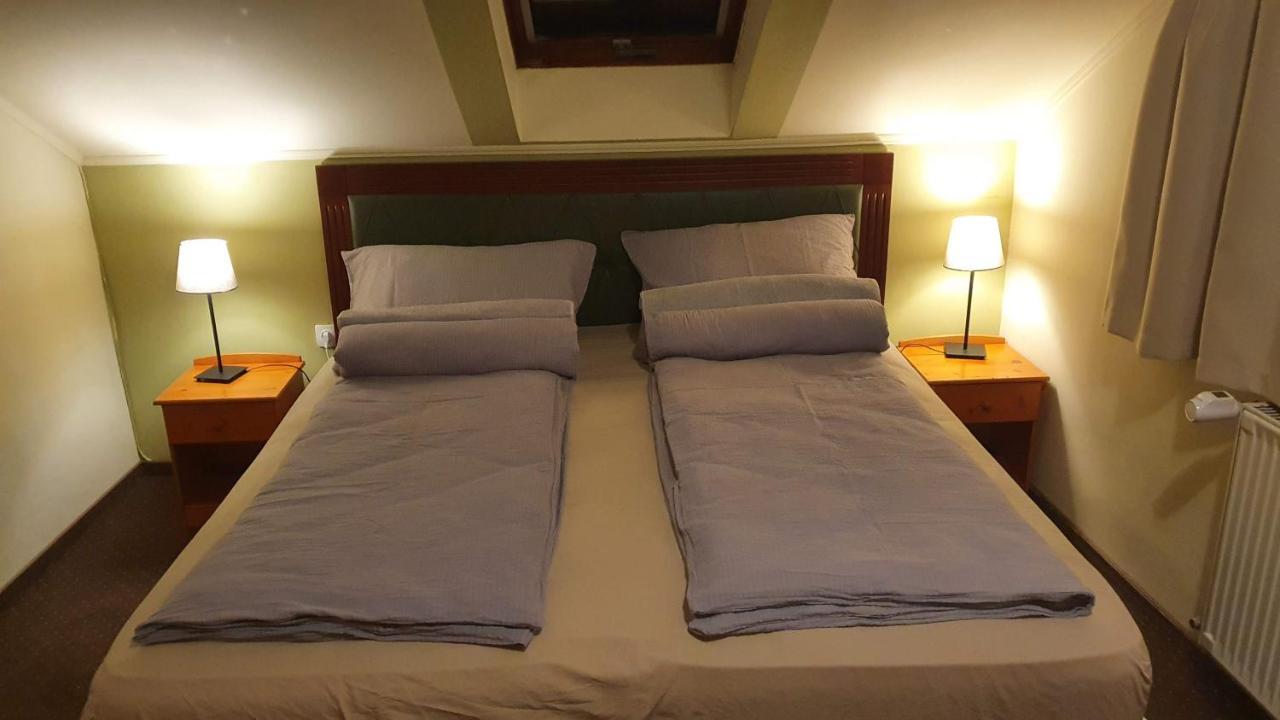 Bed and Breakfast Palantir Panzio Miskolc Esterno foto